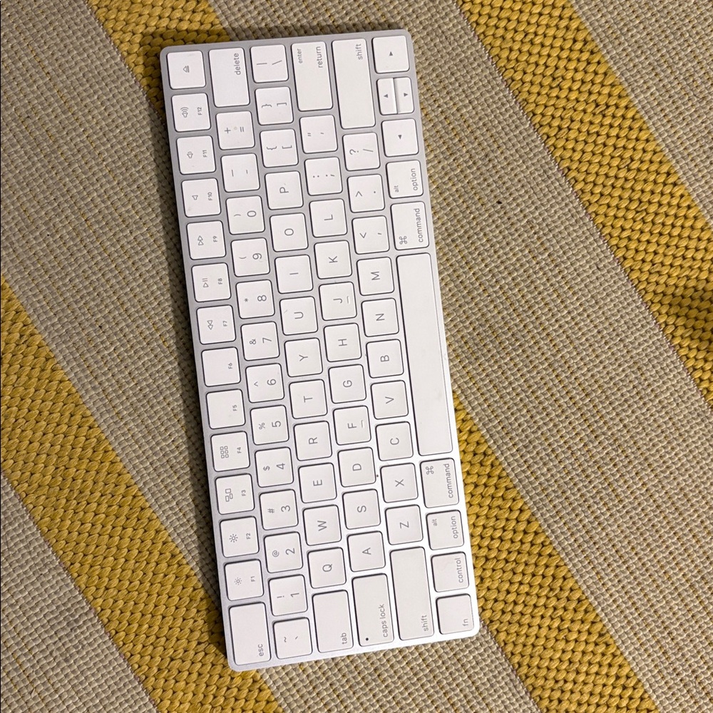 apple Wireless White Keyboard